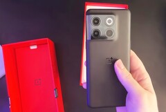 O OnePlus 10T não suporta carga sem fio, ao contrário do OnePlus 9. (Fonte de imagem: NTFTW)