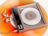 O CD player portátil Shanling EC Zero T Max vem com recursos de ripagem de CD e DAC USB.