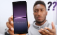 Resta saber se a Sony vai ouvir as palavras sábias da MKBHD e liberar o Xperia 1 V de forma mais ordenada. (Fonte da imagem: MKBHD/@OnLeaks - editado)