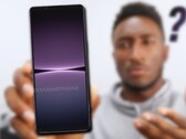 Resta saber se a Sony vai ouvir as palavras sábias da MKBHD e liberar o Xperia 1 V de forma mais ordenada. (Fonte da imagem: MKBHD/@OnLeaks - editado)