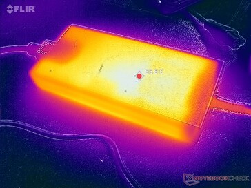O adaptador CA atinge mais de 56 °C ao operar cargas exigentes