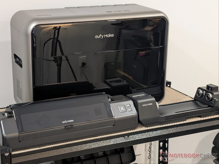 eufyMake E1 com laminador e acessório rotativo.