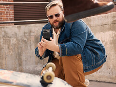 O Google afirma que o AP1A.240505 melhora o desempenho da gravação de vídeo no Pixel 8, na foto. (Fonte da imagem: Google)