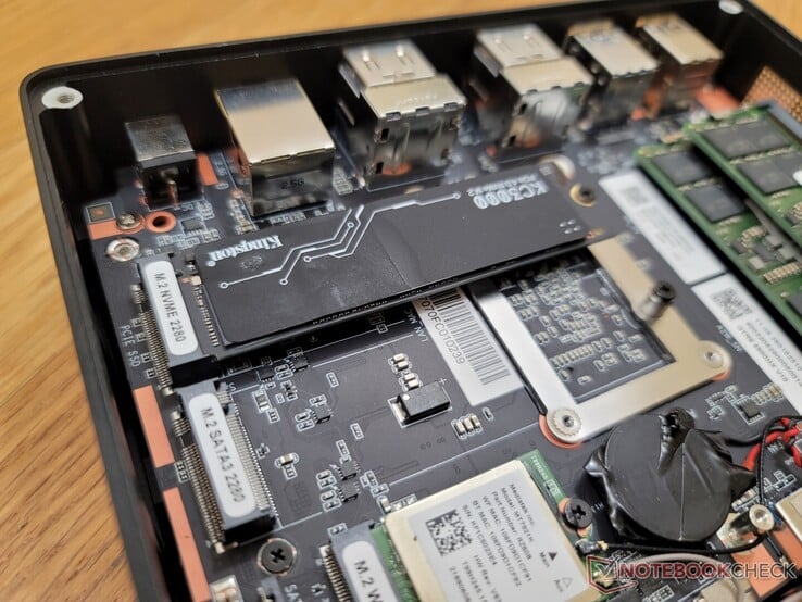 O sistema pode suportar um M.2 2280 PCIe4 x4 NVMe SSD e um mais lento M.2 2280 SATA III SSD