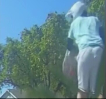 As câmeras ocultas podem ser deixadas em segundos, como fez este suspeito de Chino Hills em uma scooter. (Fonte: KTLA)