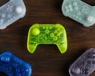 As cores do 8BitDo 64 Bluetooth Controller Prototype Limited Edition têm conchas translúcidas.