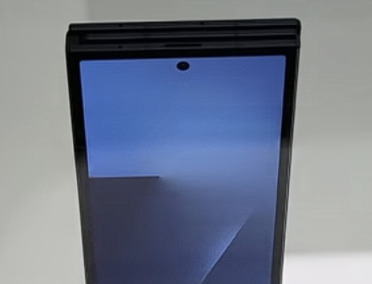 O Galaxy Z TriFold deve ser mais fino do que o Galaxy Z Fold4, apesar de conter uma tela dobrável de 10 polegadas. (Fonte da imagem: SBS Korea via Omokgyo Electronics Mall - editado)