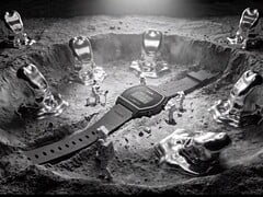 Relógio digital Casio x GRAGG LW-204GRAGG-1BDF exposto em um suporte escultural prateado, rodeado por astronautas em miniatura e objetos inspirados em metal fundido.