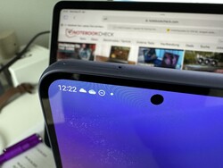 O slot de cartão do Galaxy A54 não se fecha de forma nivelada com o dispositivo. (Foto: Daniel Schmidt)