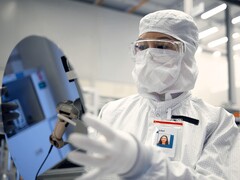 A Intel pretende atingir o ponto de equilíbrio da fundição em 2027, à medida que o nó 18A entra na rampa de volume. Na foto: Um trabalhador segurando um wafer de silício (Fonte da imagem: Intel)