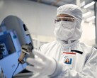 A Intel pretende atingir o ponto de equilíbrio da fundição em 2027, à medida que o nó 18A entra na rampa de volume. Na foto: Um trabalhador segurando um wafer de silício (Fonte da imagem: Intel)
