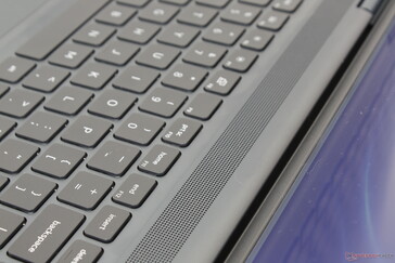 As grelhas ao longo da parte superior do teclado são para ventilação adicional e não para áudio