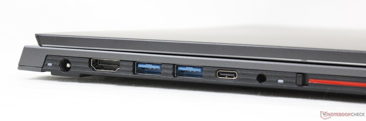 Esquerda: adaptador AC, HDMI tamanho completo, 2x USB-A 3.0, USB-C (sem DP ou PD), conector de áudio de 3,5 mm, interruptor para desligar a webcam
