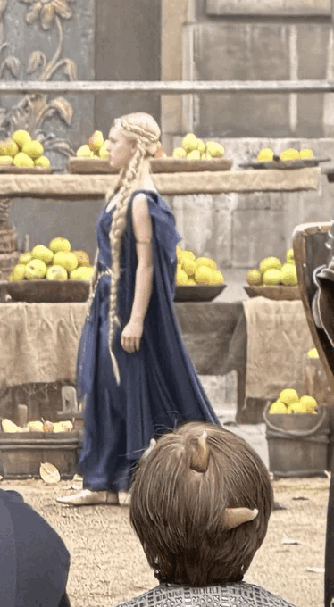 Os fãs acreditam que essa imagem pode mostrar uma Marika jovem e possivelmente uma criança Omen.