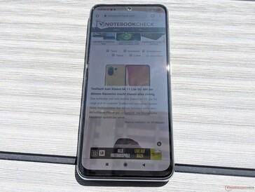 Xiaomi Redmi Note 10 sob a luz direta do sol