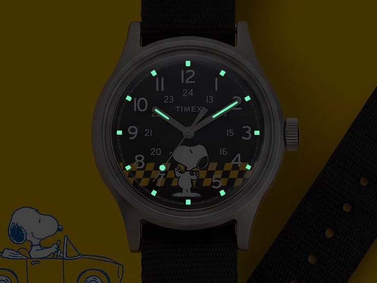 O relógio Timex x Peanuts Snoopy MK1 brilha no escuro graças aos marcadores de horas e ponteiros luminescentes. 