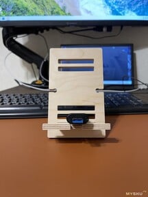 A porta USB (Fonte da imagem: ZachemKupil no MySKU, sem edições)