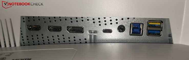 Traseira esquerda: 2x HDMI 2.0, DP, USB-C 3.0, entrada para fone de ouvido, USB-B, 2x USB-A