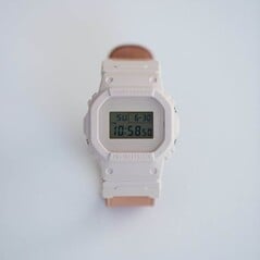 A colaboração Casio x Hender Scheme de 2017 - o DW-5600HS-4JF. (Fonte da imagem: Elite Timepiece HK - Hong Kong)