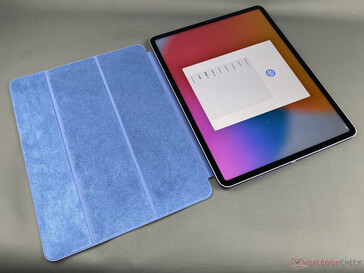 O iPad Pro 12,9 (2021) em seu estojo Smart Folio. (Fonte de imagem: NotebookCheck)