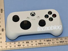 O novo controle do Xbox da Microsoft tem um formato relativamente pequeno.