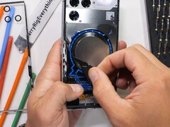 Sistema de resfriamento ativo do RedMagic 11 Pro exposto. (JerryRigEverything no YouTube)