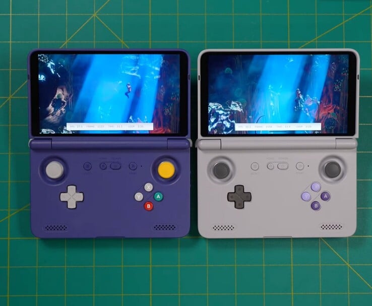 A variante do Retroid Pocket Flip 2 Dimensity 1100 (à esquerda) ao lado do modelo original Snapdragon 865 (à direita), ambos executando o mesmo jogo durante o teste de benchmark. (Fonte da imagem: Retro Game Corps no YouTube)