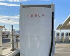 Uma pilha de Megacharger da Tesla (imagem: RodneyaKent/X)