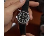 O Timex TW2Y12800JQ vem com uma caixa de 38 mm em tom prateado.