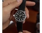 O Timex TW2Y12800JQ vem com uma caixa de 38 mm em tom prateado.