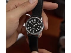 O Timex TW2Y12800JQ vem com uma caixa de 38 mm em tom prateado.