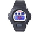 Casio G-Shock DW-6900 x F.C. Real Bristol com a luz de fundo EL azul acesa, revelando um logotipo vermelho oculto da Bristol por trás do visor digital.