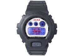 Casio G-Shock DW-6900 x F.C. Real Bristol com a luz de fundo EL azul acesa, revelando um logotipo vermelho oculto da Bristol por trás do visor digital.