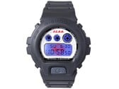 Casio G-Shock DW-6900 x F.C. Real Bristol com a luz de fundo EL azul acesa, revelando um logotipo vermelho oculto da Bristol por trás do visor digital.