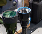 A nova lanterna Olight Javelot com e sem filtro (Fonte da imagem: Andreas Sebayang/Notebookcheck.com)
