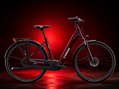 A bicicleta elétrica District+ na cor “cobra blood”