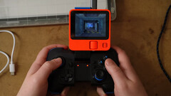 Jogar no Rabbit R1 não é tão ruim se o usuário tiver um controle sem fio e não se importar com a tela minúscula (fonte da imagem: Bringus Studios)