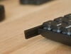 O teclado tem uma caixa inferior de plástico com trilhos de alumínio e painéis laterais de madeira para equilibrar o peso, a rigidez e a estética.