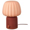 A luminária com alto-falante Bluetooth Kulglass da IKEA em vermelho, marrom e rosa (Fonte da imagem: IKEA)