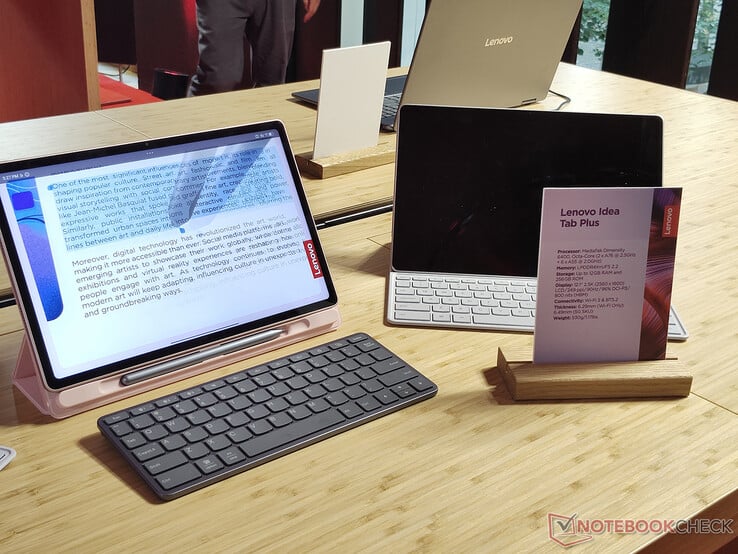 O tablet com acessórios (Fonte da imagem: Notebookcheck)