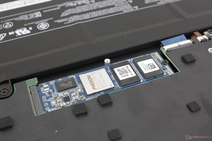 SSD removível M.2 2280 PCIe 4.0 SSD. O sistema suporta apenas um drive interno