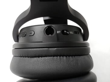 Botões de controle grandes, porta USB-C e conector de áudio de 3,5 mm (1/8