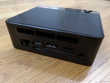 Traseira: Gigabit RJ-45, USB-A 3.2, USB-A 2.0, DisplayPort 1.4, HDMI 2.0
