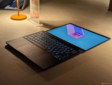 Felizmente, as dobradiças do novo design ainda podem abrir 180 graus, um recurso que adorávamos no modelo original