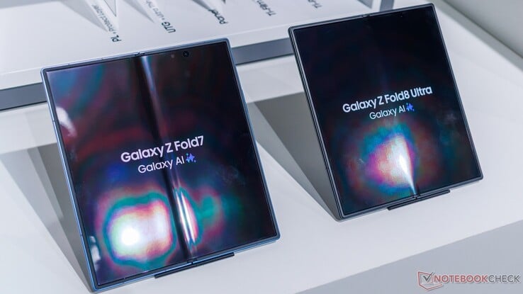 A dobra no Galaxy Z Fold7 (provavelmente causada pelo uso) em comparação com um Galaxy Z Fold8 Ultra novo.
