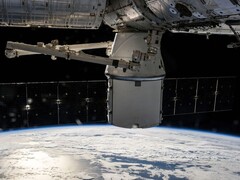 Imagem mostrando um satélite em órbita da Terra. (Fonte da imagem: SpaceX-Imagery - Pixabay)