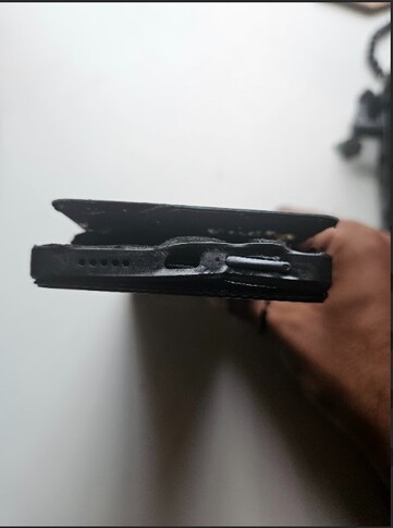 Uma foto da parte inferior do Xiaomi Redmi Note 13 Pro 5G explodido (Fonte da imagem: Sri Varshan; captura de tela)