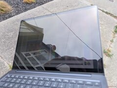 Ao ar livre, sob um céu nublado e claro