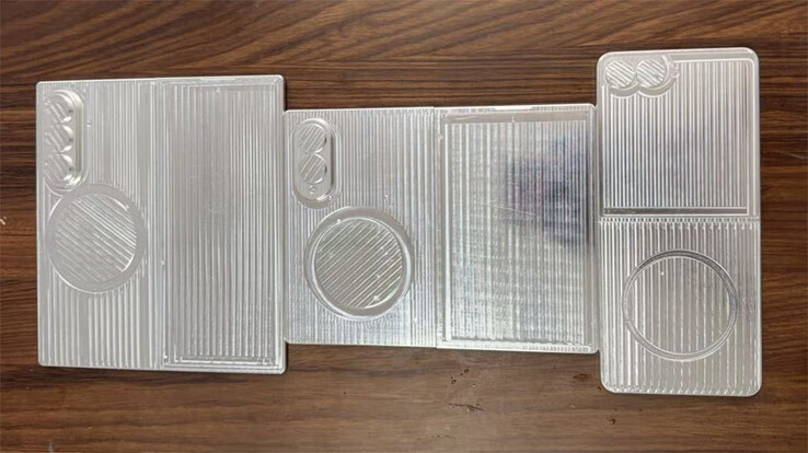 O Galaxy Z Fold8, o Galaxy Z Wide Fold e o Galaxy Z Flip8, da esquerda para a direita, em seus estados desdobrados.