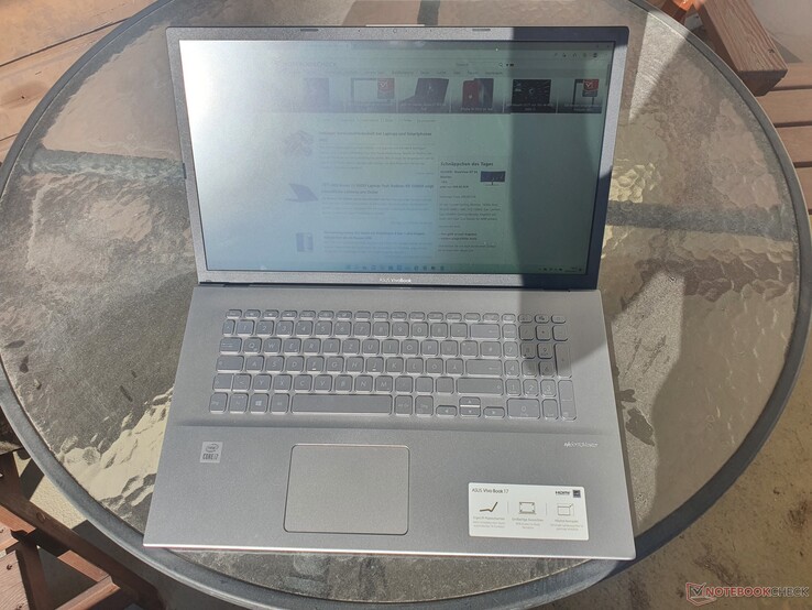 Utilização do laptop ao ar livre (luz solar indireta)